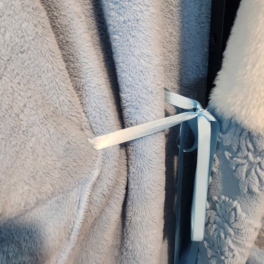 CASA ZETA-JONES Soft Plush Robe - Picture 7 of 12